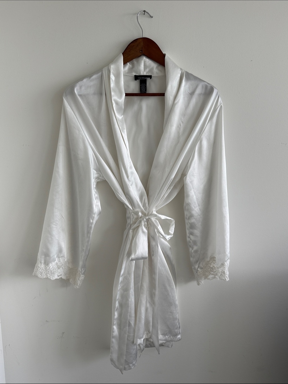 90s Jones New York Silky White Satin Robe with Lace Trim